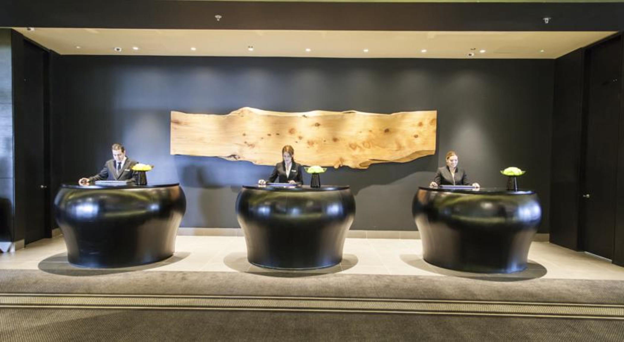 Hotel Movich Buro 26 Bogotá Exteriér fotografie Concierge desks at the Ritz-Carlton, Boston